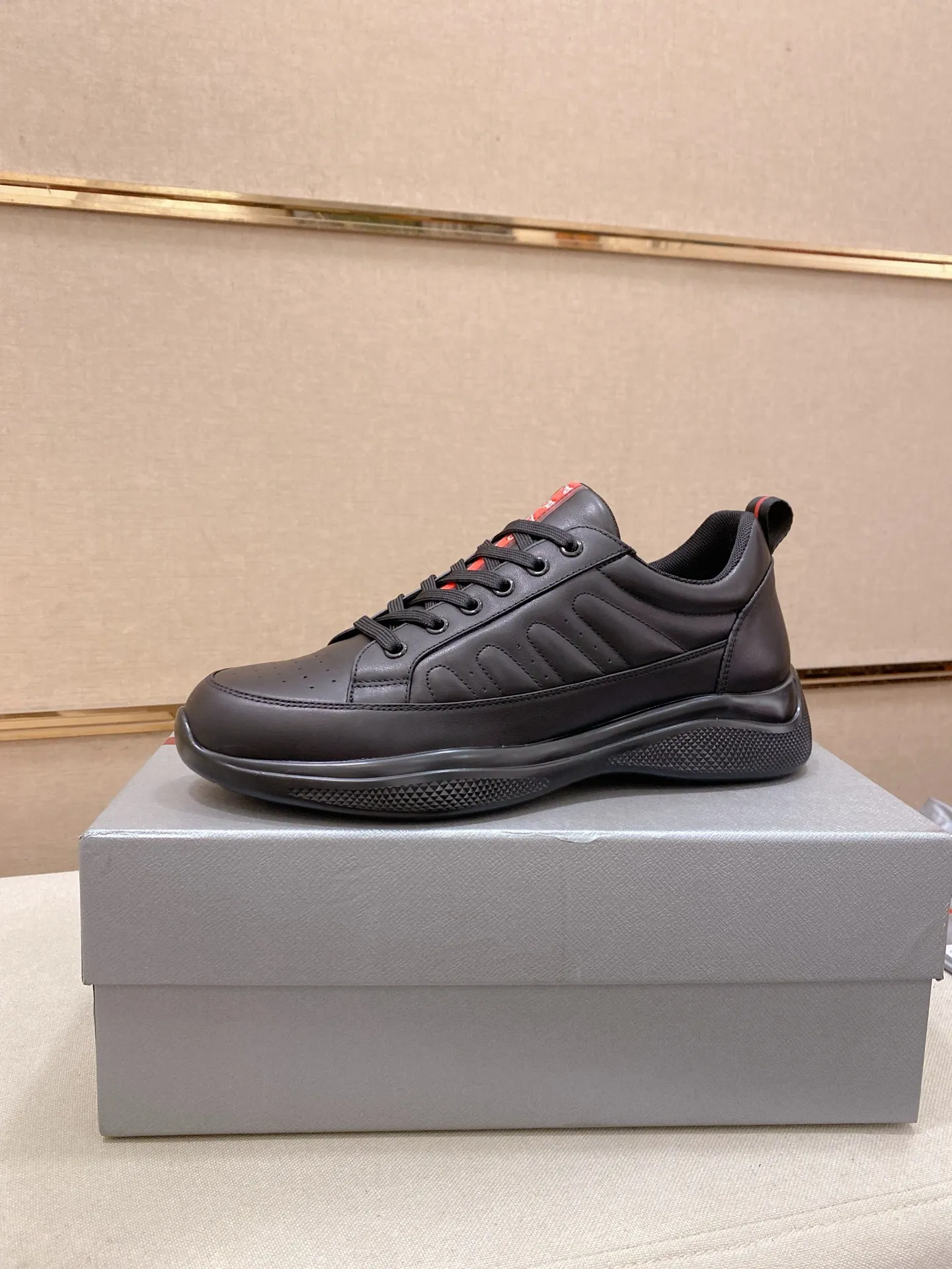 Men's Men's Shoes 560💰 ✔️✔️✔️High version High-quality new PRADA (Prada) counters are launched simultaneously. The new men's shoes and 😘fabrics are selected from first-layer cowhide and are made by pure handicrafts. Lining: Full cowhide lining. 👍🏿 High-end ☄️ air-cushion molded anti-slip rubber outsole, exquisite lines, simple and elegant, comfortable and high-end for leisure travel. Code number: 38 to 45